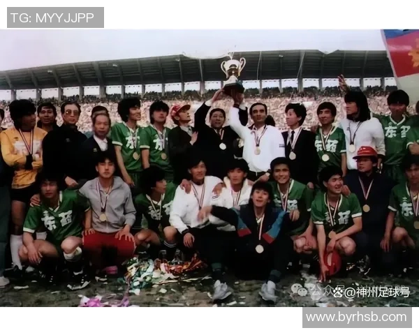 历史足球排名前十球星的辉煌成就与传奇瞬间回顾